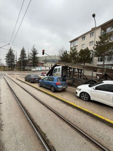 Kamyonun Demirleri Otomobile Saplandı