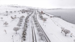 Kar Yağışı 161 Yerleşim Yerini Kapattı