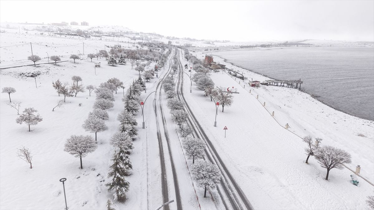 Kar Yağışı 161 Yerleşim Yerini Kapattı