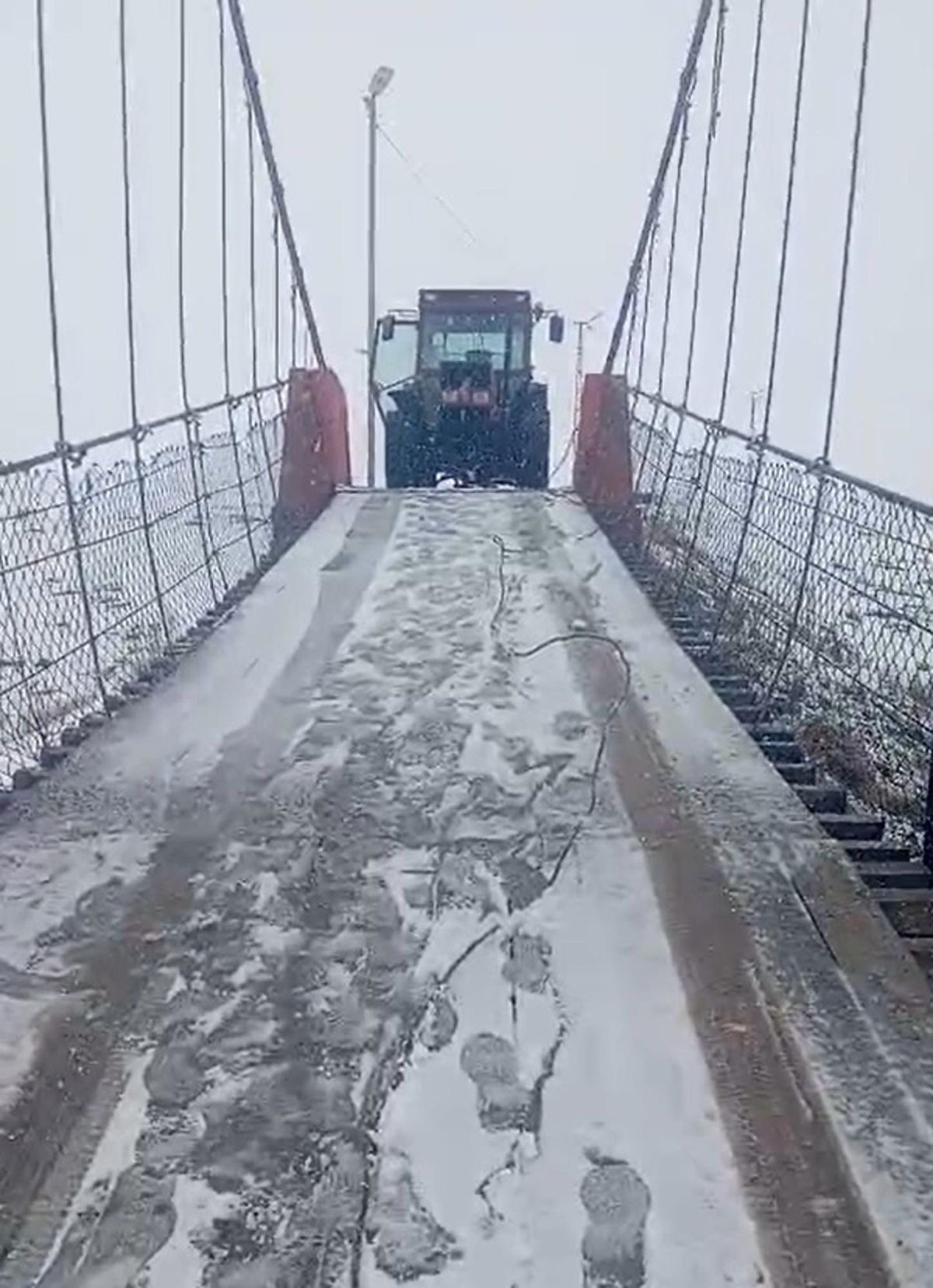 Kars’ta Buzla Kapanan Köprüde Otomobil Kurtarıldı
