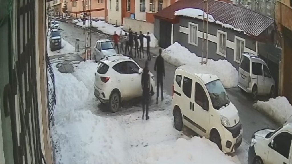 Kars’ta iki grup arasında çıkan kavgada hem silah hem sopa kullanıldı