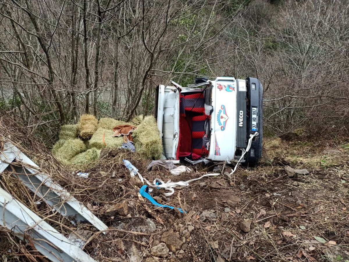Kastamonu’da Kamyon Devrildi, 2 Yaralı