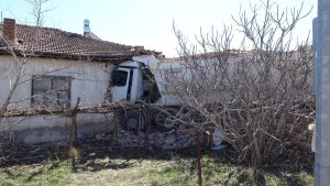 Malatya’da freni boşalan hafriyat kamyonu eve daldı: 1 yaralı