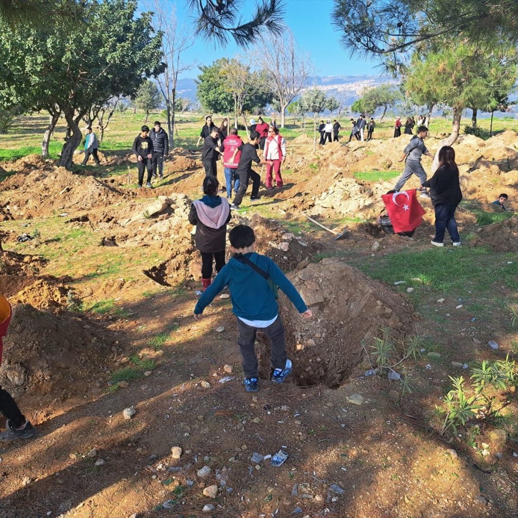 Mersin’de 100 Çocuk Fidan Dikti