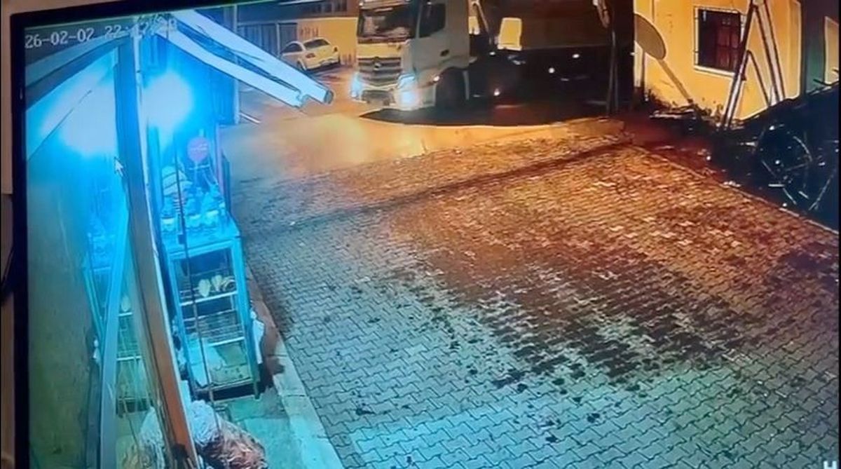 Motosiklet TIR’ın Altında Can Verdi