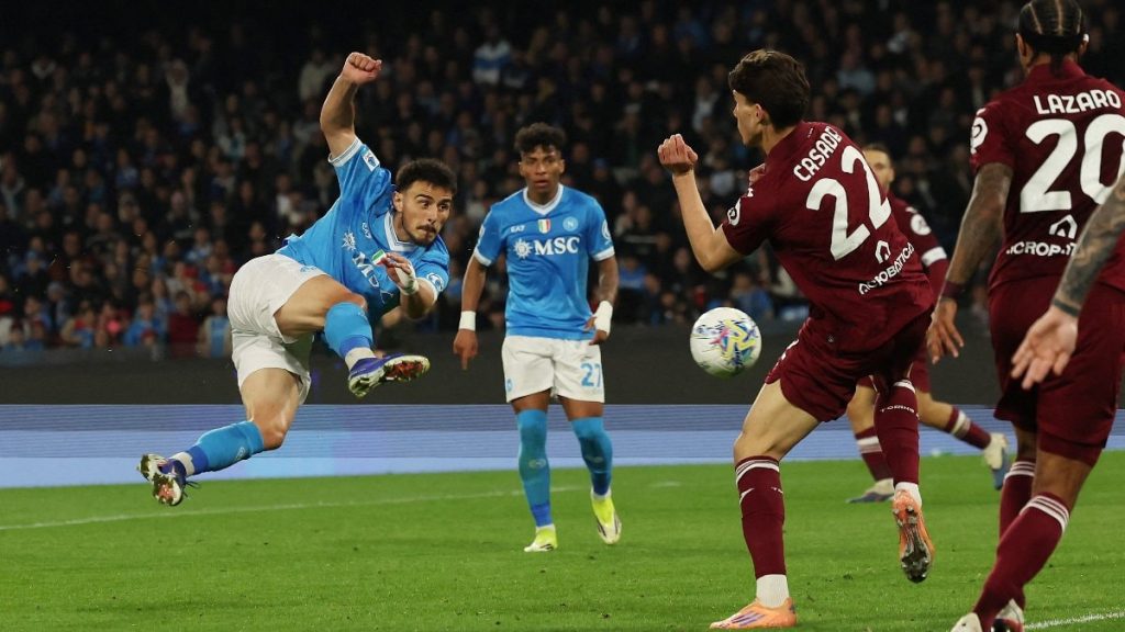 Napoli sahasında Torino’yu yendi