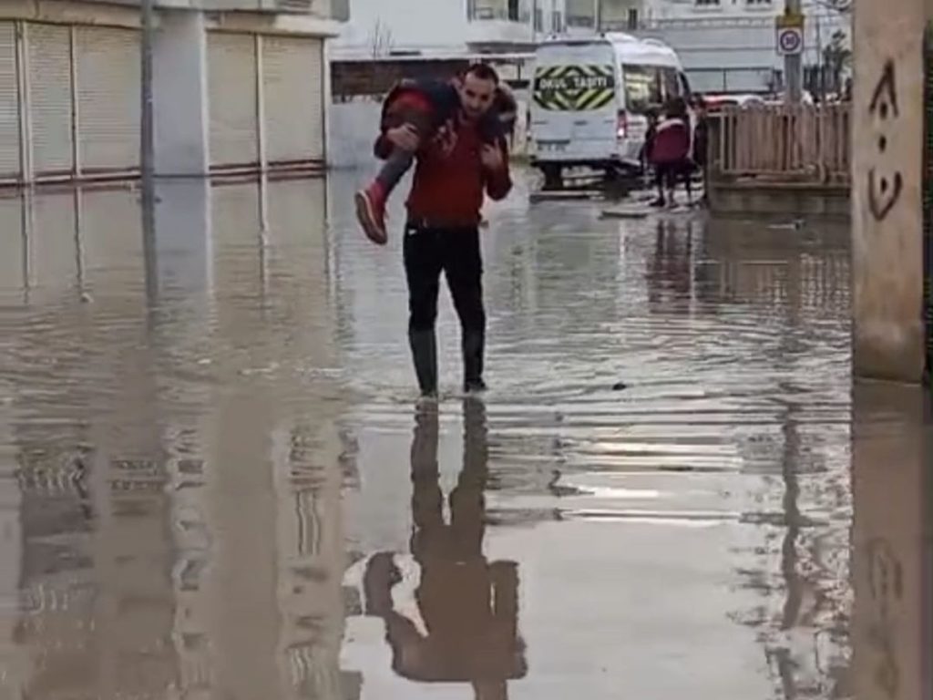 Nusaybin’de Sağanak Yağış: Öğrenciler Mahsur Kaldı