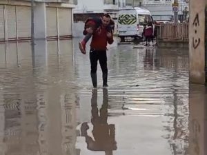 Nusaybin’de Sağanak Yağış: Öğrenciler Mahsur Kaldı