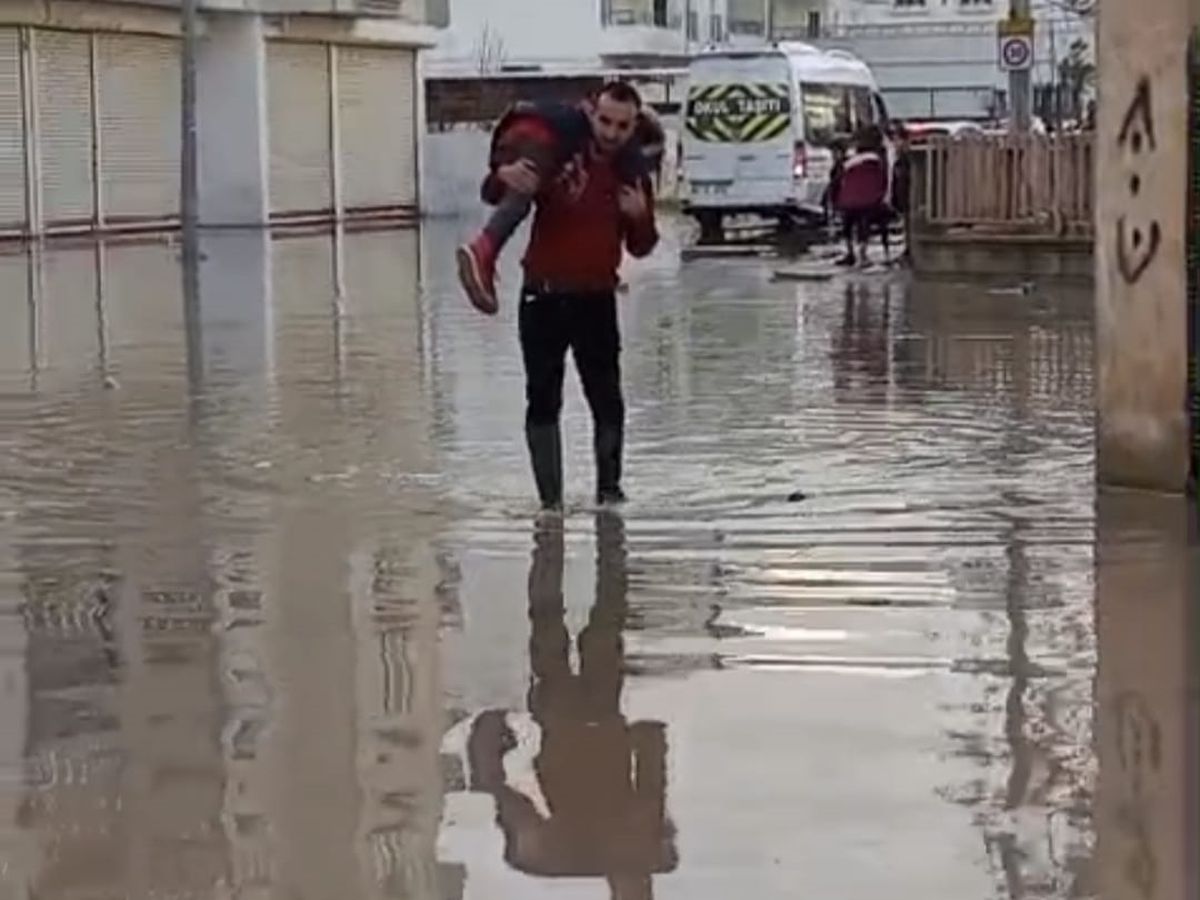 Nusaybin’de Sağanak Yağış: Öğrenciler Mahsur Kaldı