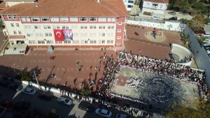 Öğrenciler Ay Yıldız Oluşturdu