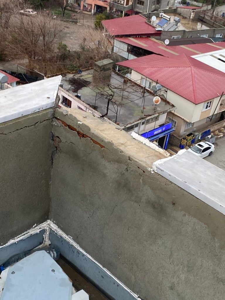 Osmaniye’de Apartmana Yıldırım Düştü