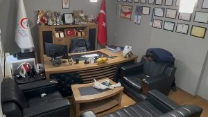 Sağlık Çalışanından Kendi Kendine Heimlich Manevrası
