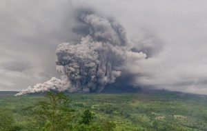 Semeru Yanardağı’nda Patlamalar