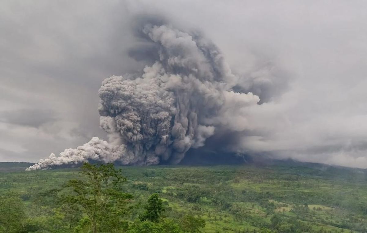 Semeru Yanardağı’nda Patlamalar