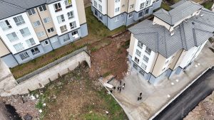 Serdivan’da İstinat Duvarı Çöktü
