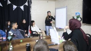 Siirt’te uluslararası konuşma kulübü: Gençler İngilizceyi yaşayarak öğreniyor