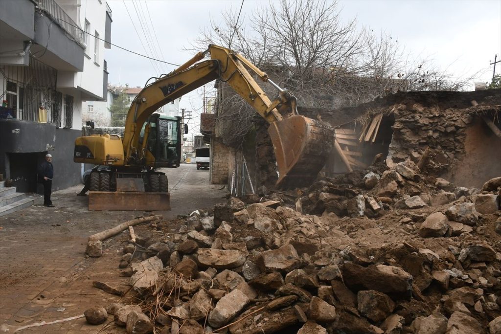 Siverek’te Metruk Ev Yıkıldı