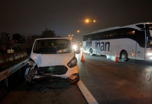 TEM Otoyolu’nda 8 araç birbirine girdi! Trafik kilitlendi
