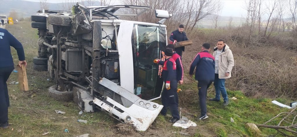 Tokat’ta Minibüs ve Otomobil Çarpıştı: 22 Yaralı