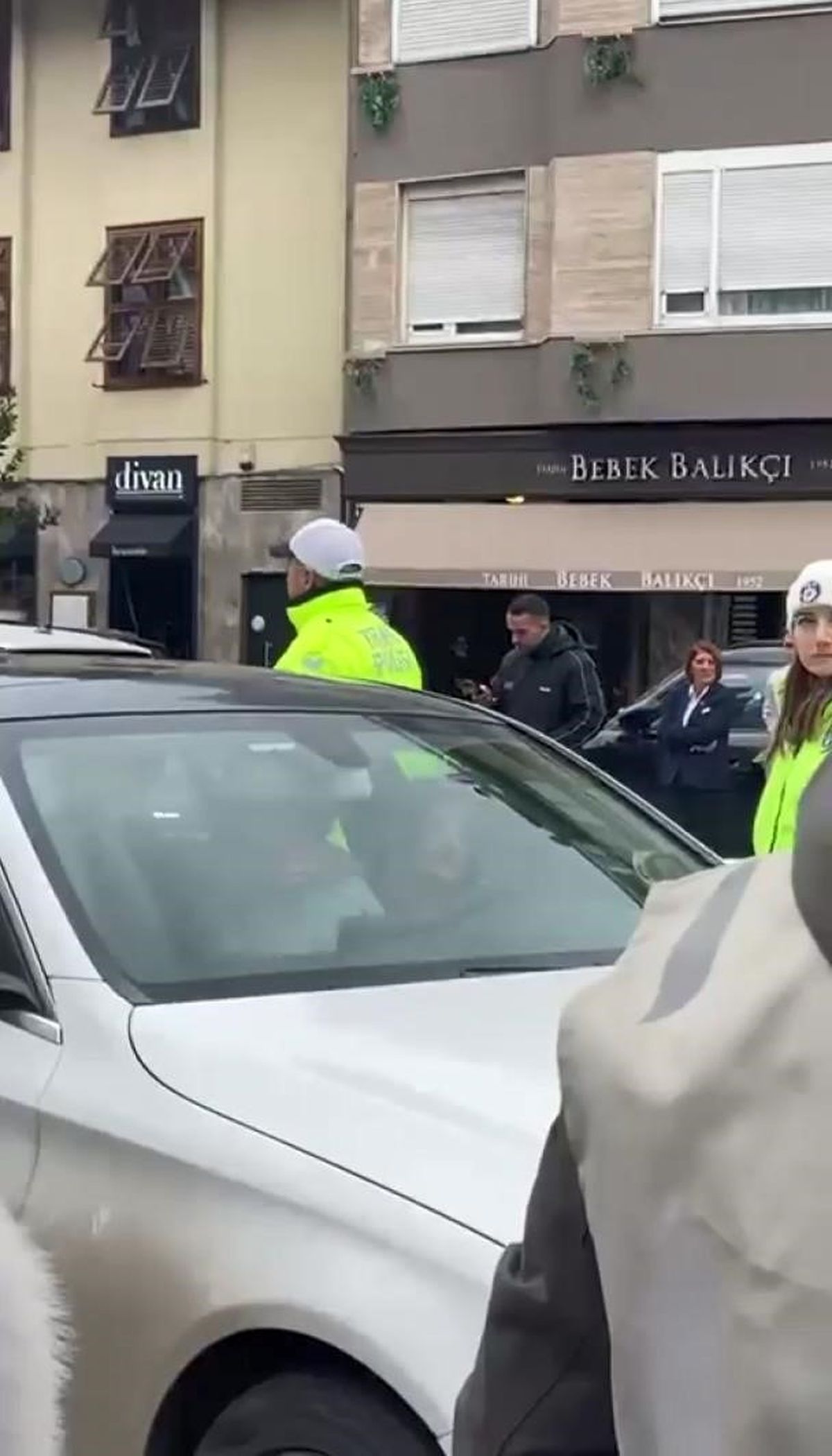 Trafikte Dans Eden Kadın Gözaltına Alındı