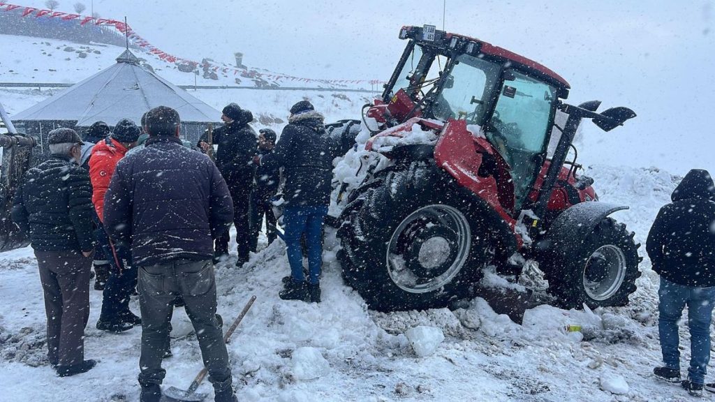 Traktör Çıldır Gölü’ne Düştü