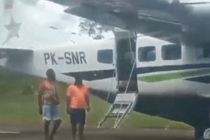 Uçak indikten saniyeler sonra pilot ve yardımcı pilot pistte vurularak öldürüldü