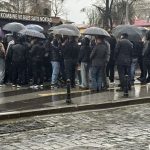 Yağmur çamur dinlemiyorlar! 14 Şubat’taki heyacan için sırada bekliyoarlar