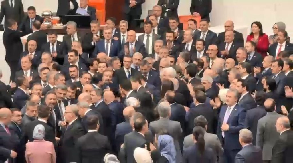 Yeni Bakanların Yemini Tartışmalara Yol Açtı