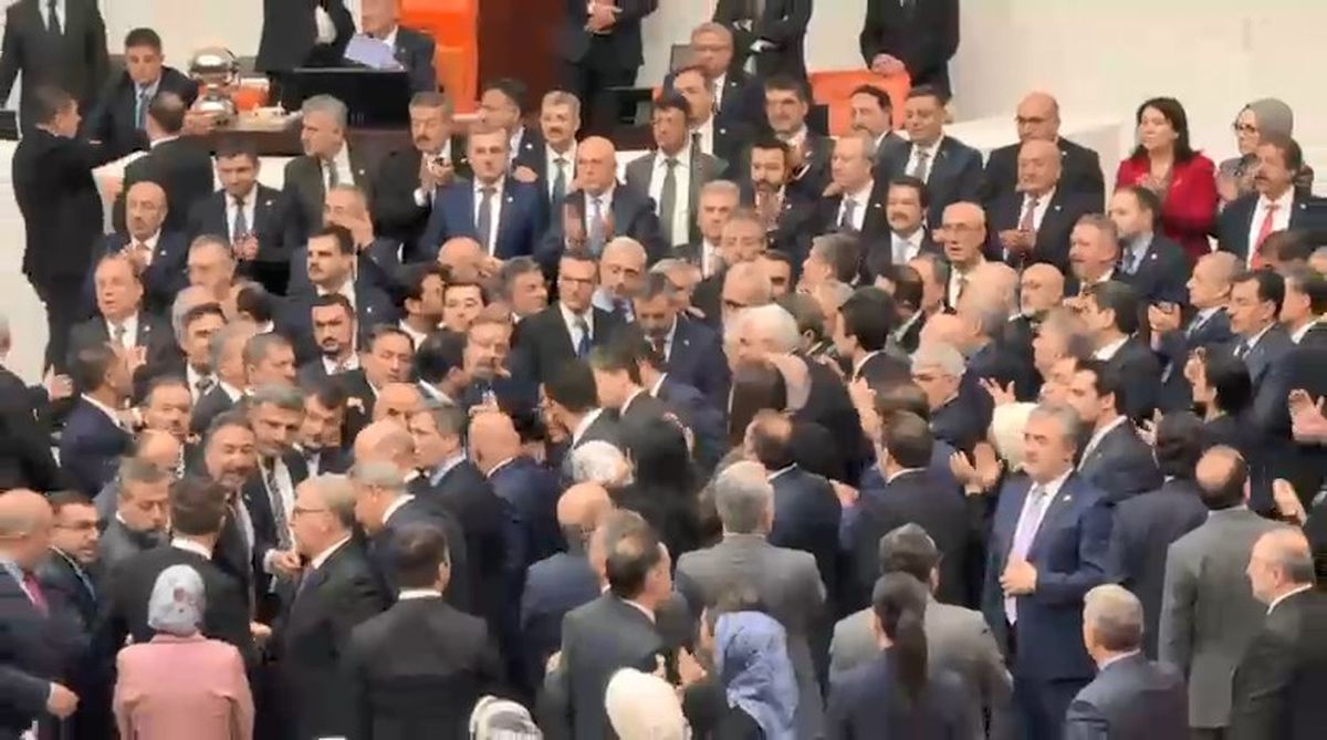 Yeni Bakanların Yemini Tartışmalara Yol Açtı