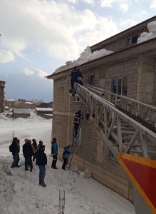 Yüksekova’da Kar Temizlerken Çatıda Asılı Kaldı