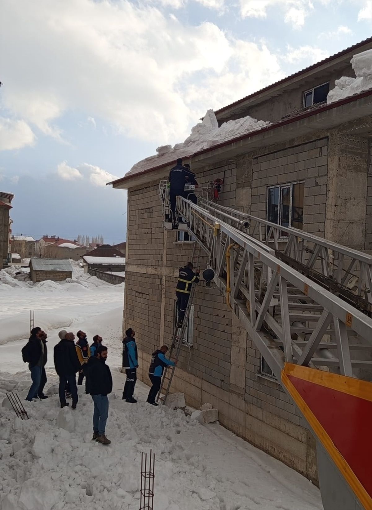 Yüksekova’da Kar Temizlerken Çatıda Asılı Kaldı